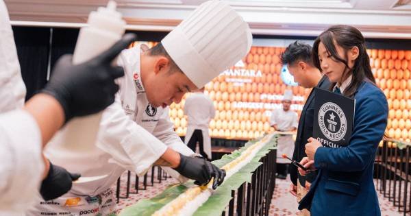 Anantara Siam Bangkok Hotel Enters Guinness Book of Records for World’s Longest Mango Sticky Rice